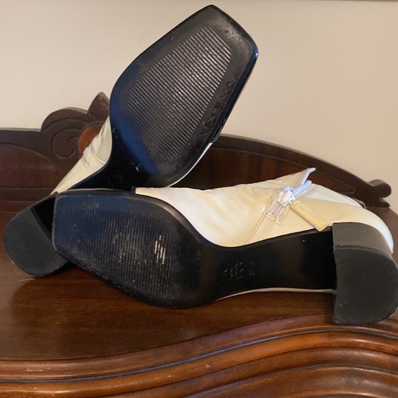 These beauties are for my VINTAGE LOVERS!! Absolutely my favorite style of boots - Picture 11 of 12